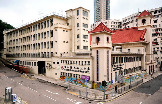 香港圣方濟(jì)各英文小學(xué)，英國城堡式教育學(xué)校